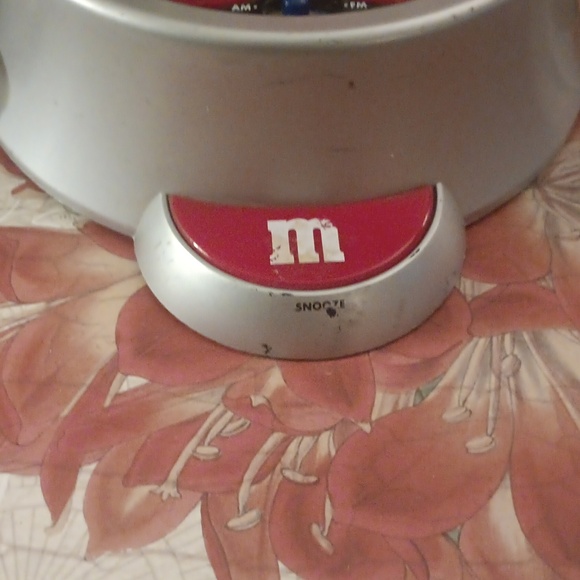 🤠Vintage Working M & M's Digital Alarm Clock Radio - Picture 3 of 8